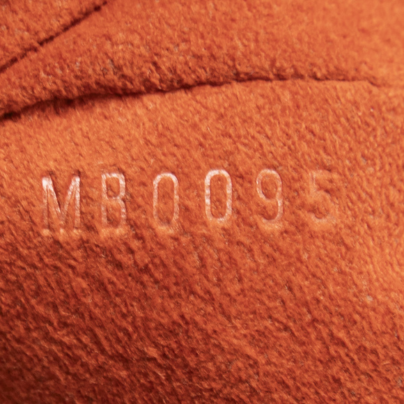 Louis Vuitton Uzes - Picture 10 of 10